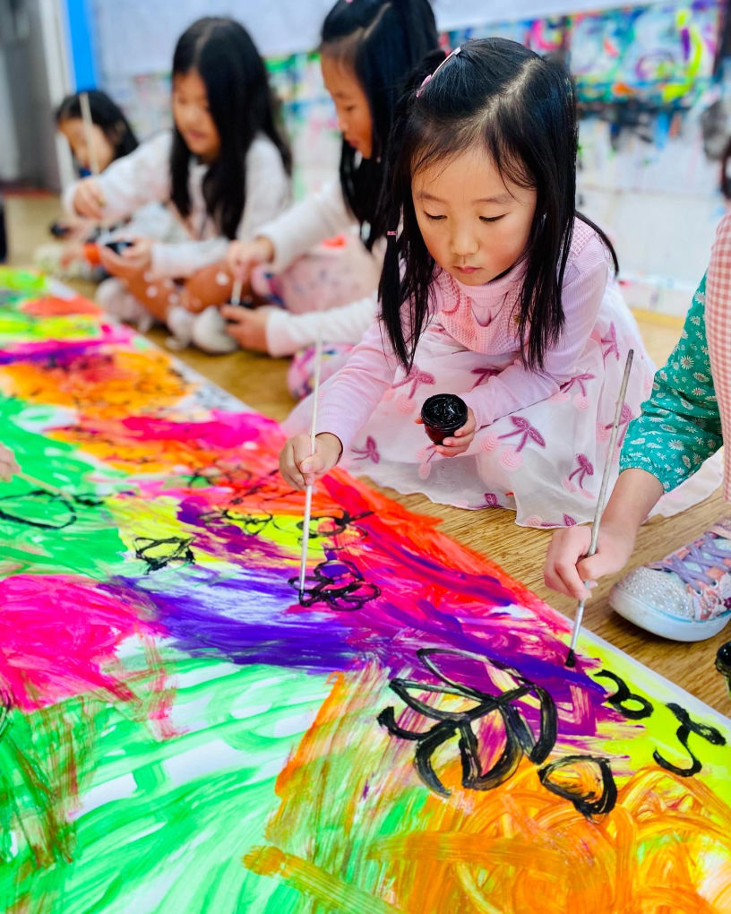 children creating art at Wonderlab Kids in roseville